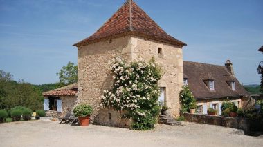 chambre d'hôtes Dordogne- le Clos-Lascazes et son pigeonnier couvert de roses .