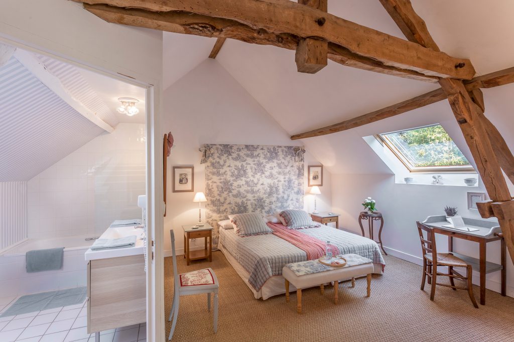 Notre chambre d'hôtes en Dordogne "Monpazier" avec poutraison apparente et climatisation.