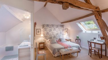 Notre chambre d'hôtes en Dordogne "Monpazier" avec poutraison apparente et climatisation.