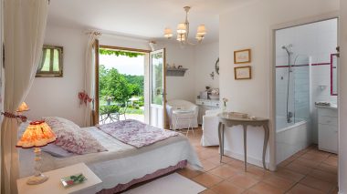 chambres d'hôtes en Dordogne très confortable " Campagne" à la décoration chic et romantique avec sa terrasse privative
