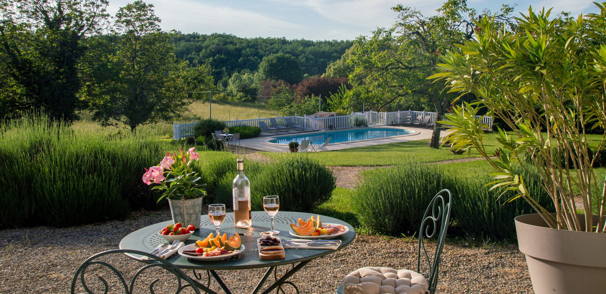 Pique-nique sur une terrasse privative face à la piscine