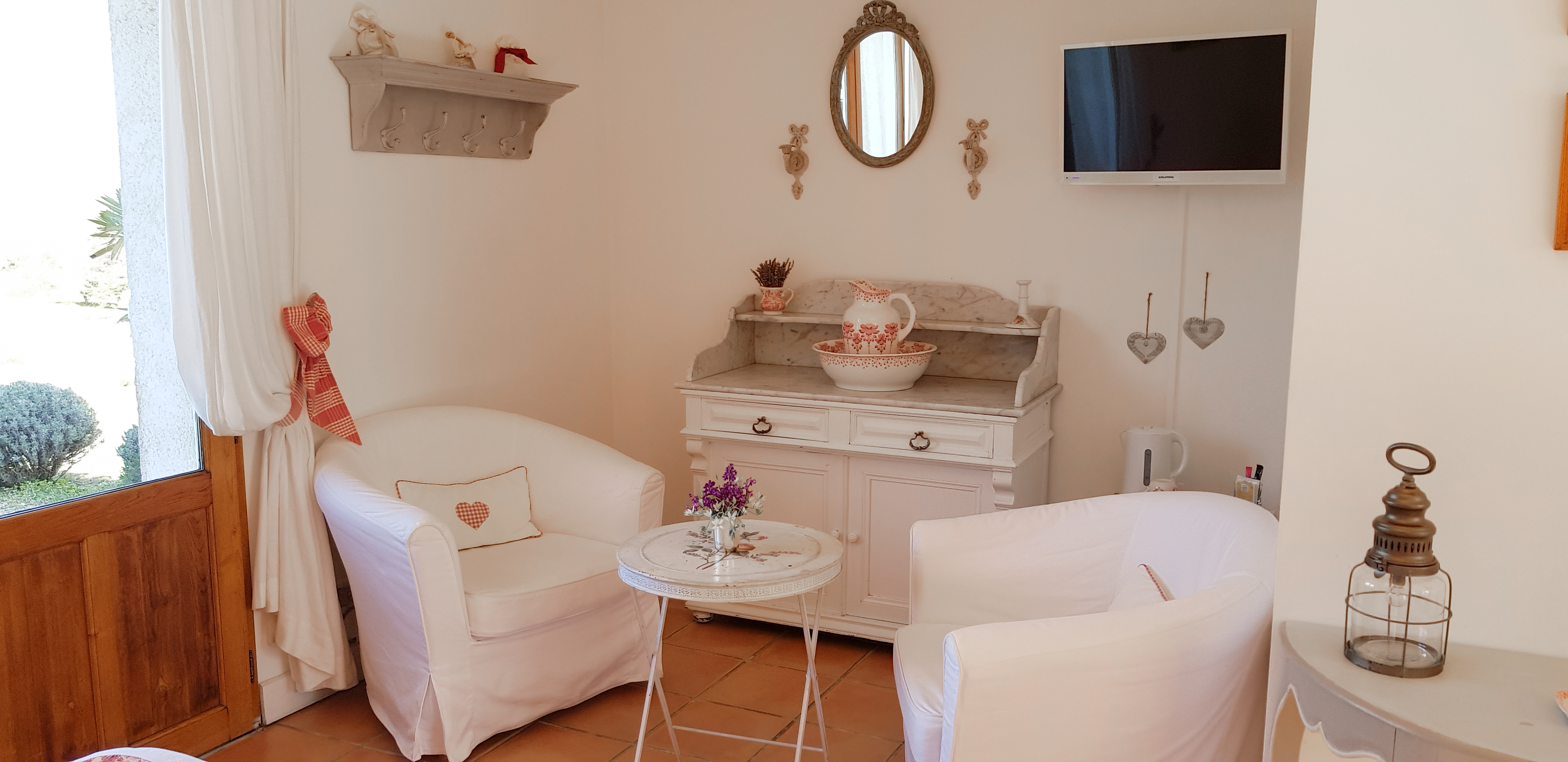 Coin salon, détente de la chambre d'hôtes "Campagne" au Clos Lascazes