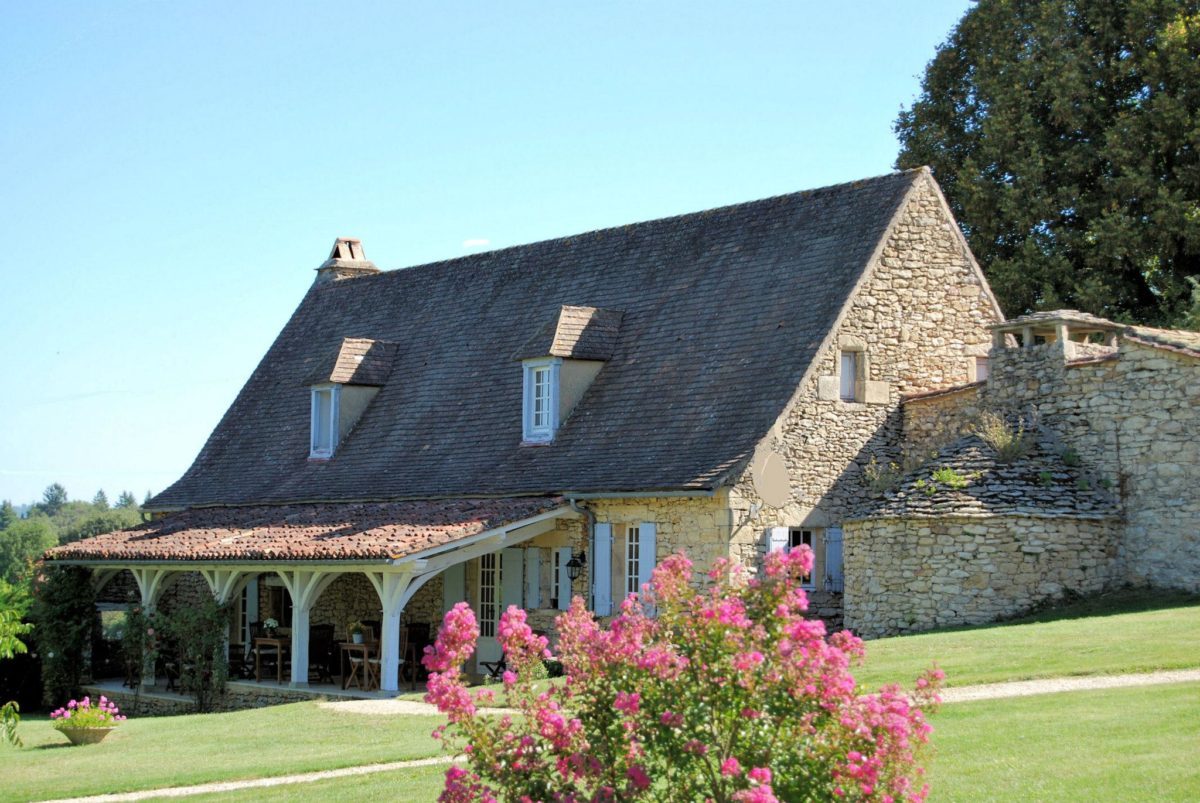 Chambre d'hôtes en Dordogne - Le Clos-lascazes avec vue sur la terrasse du petit-déjeuner