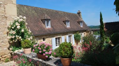 Maison de caractère en pierres sèches ou se situe l'accueil et les salons du petit-déjeuner .
