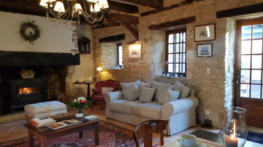 Ambiance cosy de la salle-du-petit déjeuner avec sa grande cheminée d'époque