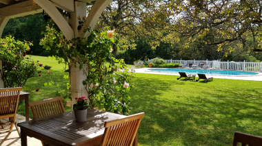 Chambre d'hôtes Dordogne -La Terrasse couverte donnant sur le parc et la piscine au Clos Lascazes