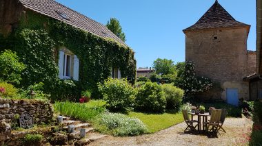 La cour intérieure de notre chambre d'hôtes en Dordogne par une belle journée de printemps