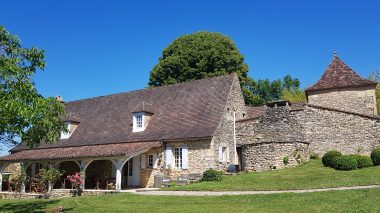 Ensemble périgourdin avec son pigeonnier et four à pain au Clos-Lascazes.