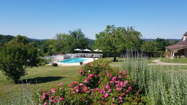La piscine ,le jardin avec les roses et perovskias au Clos lascazes -chambre d'hôtes en Dordogne et gites ****