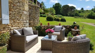 Chambre d'hôtes en Dordogne. Coin détente et vue sur le parc