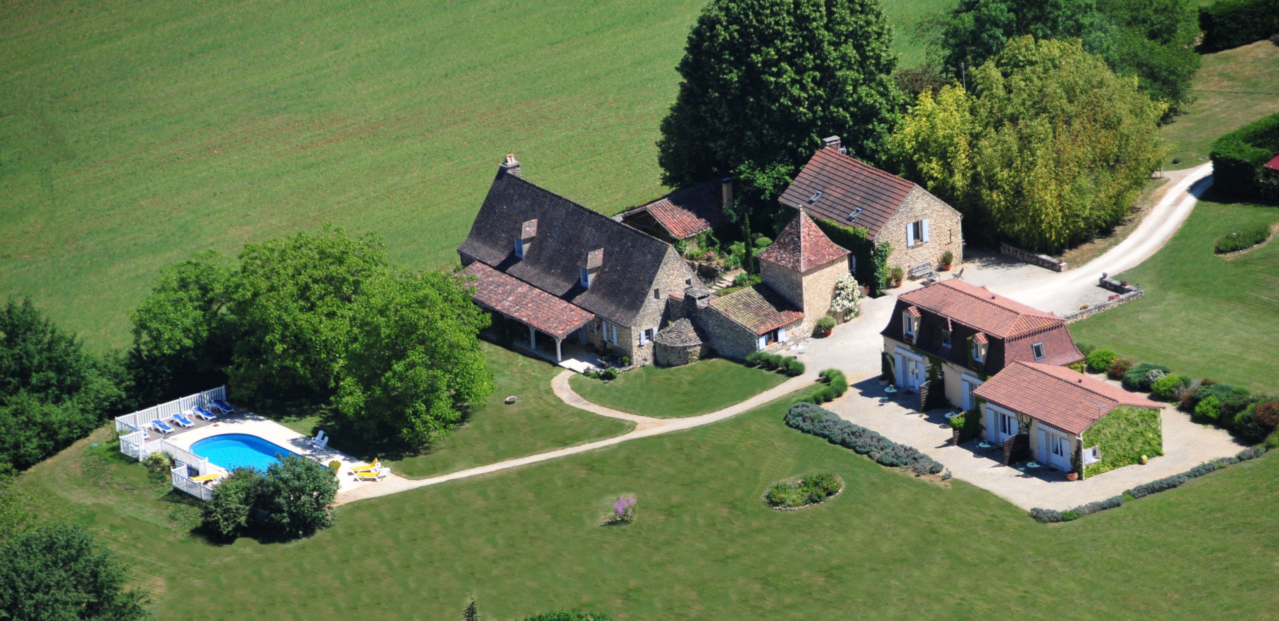 Le clos Lascazes, maison d'hôtes en Périgord vu du ciel