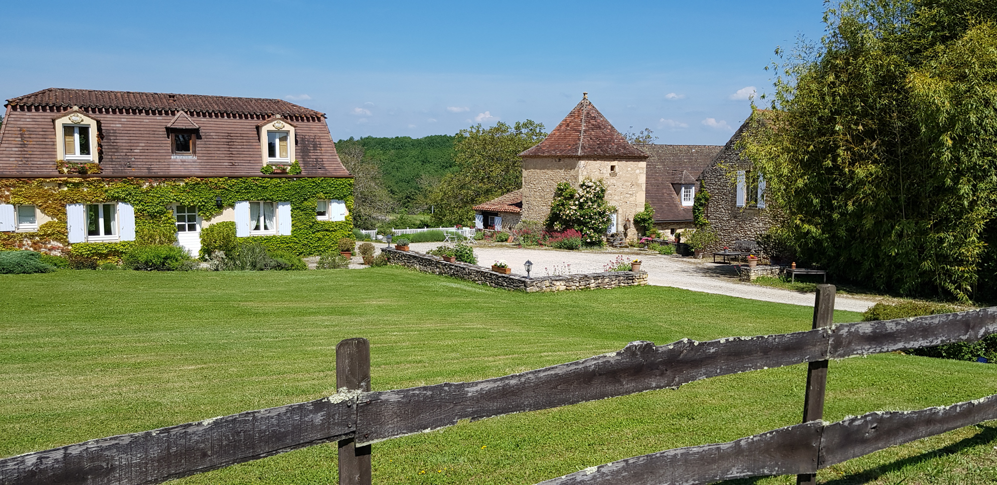 Vue d'ensemble de notre maison d'hôtes avec le pigeonnier