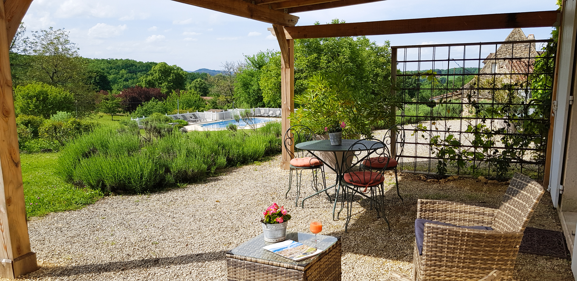 Vue parc et piscine depuis la pergola du gîte Cussac