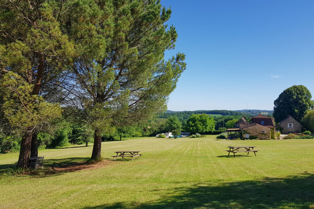 Vue du parc de notre maison d'hôtes en Dordogne